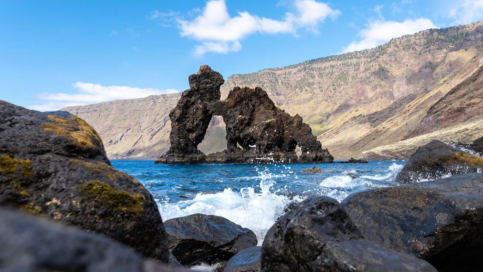 Costa volcanica y mar en El Hierro