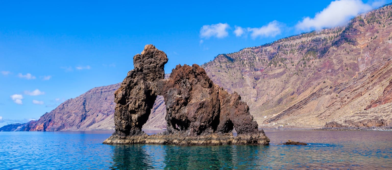 Acantilados y oceano en El Hierro