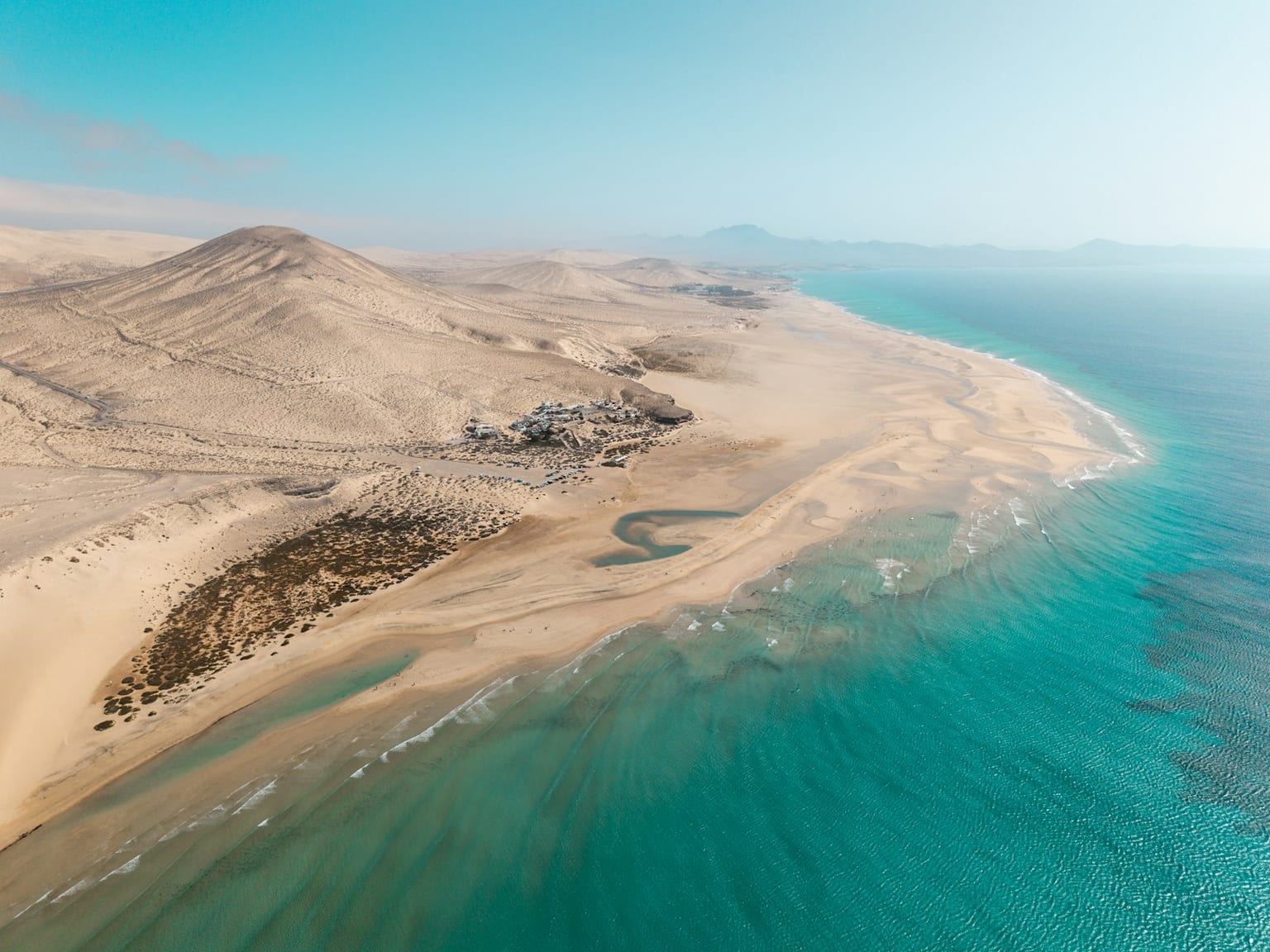 Costa arenosa con agua turquesa en Fuerteventura