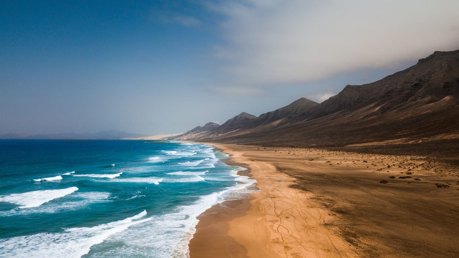 Montanas y costa volcanica en Fuerteventura