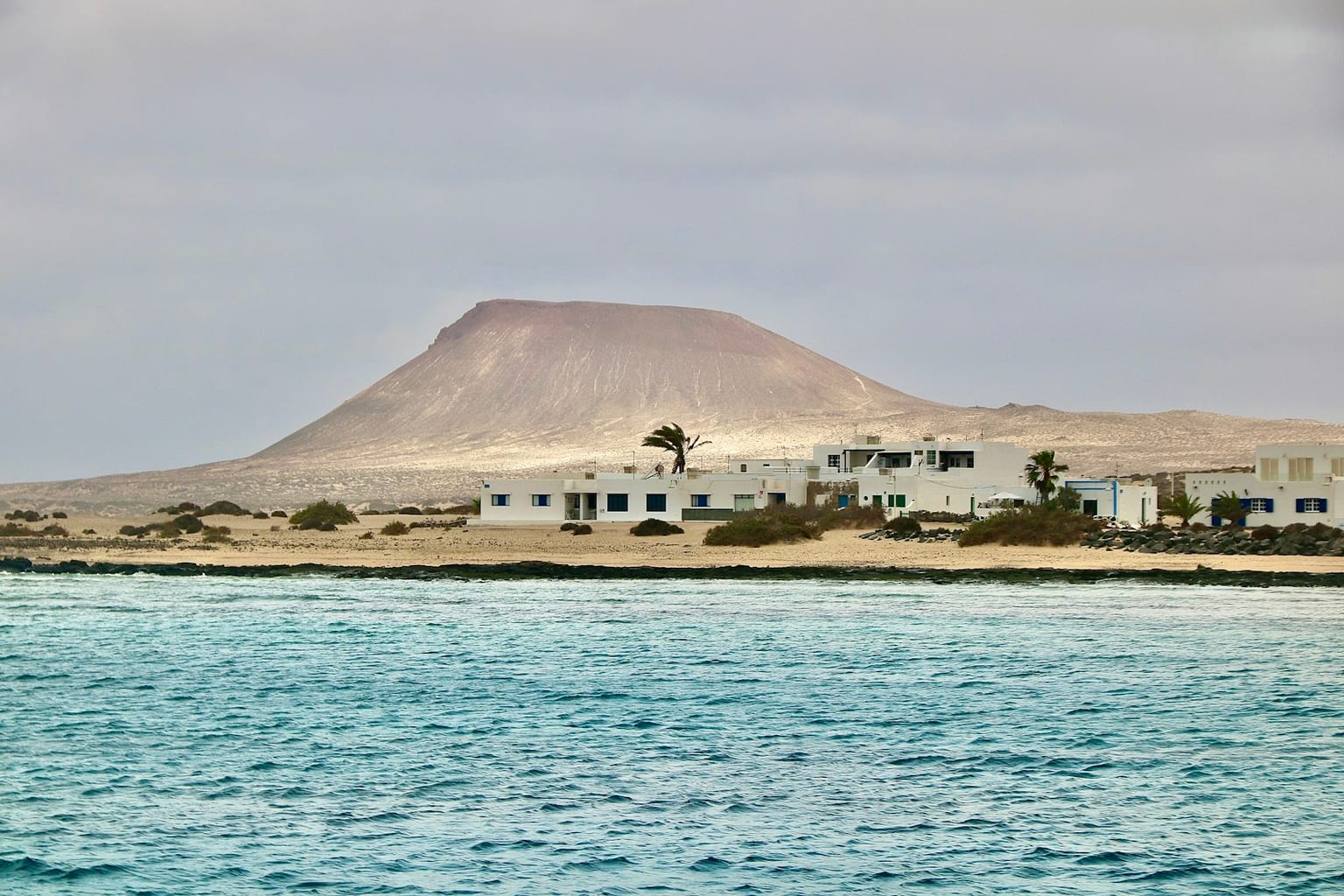 Casa junto a la playa con montana al fondo en La Graciosa