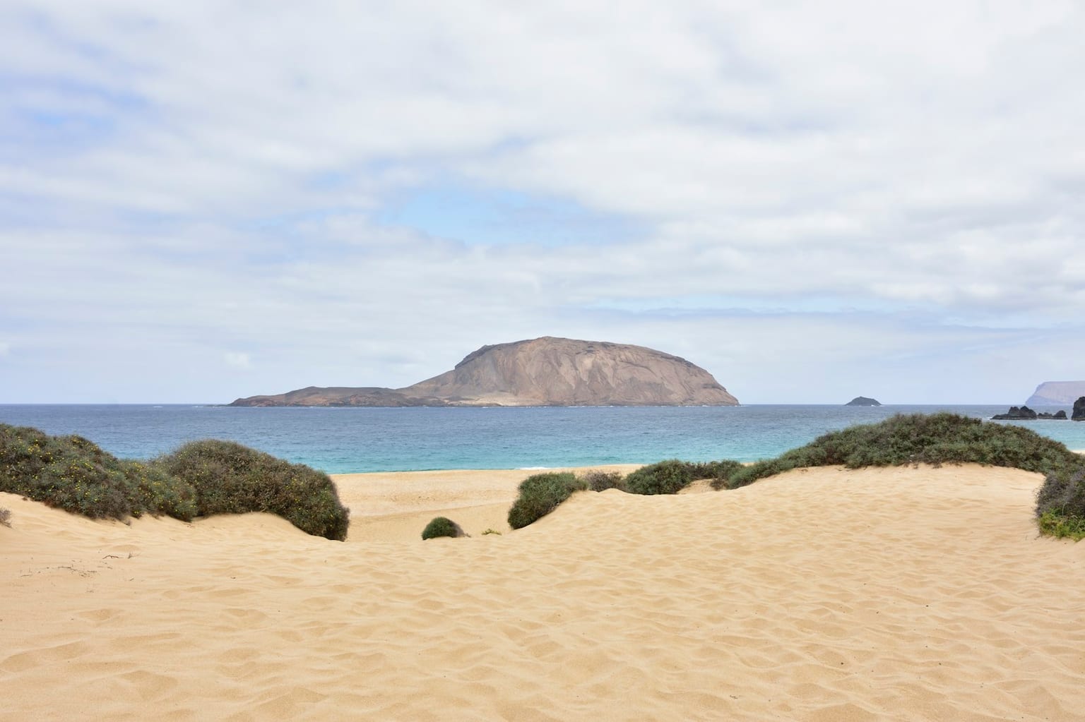 Costa volcanica y mar en La Graciosa