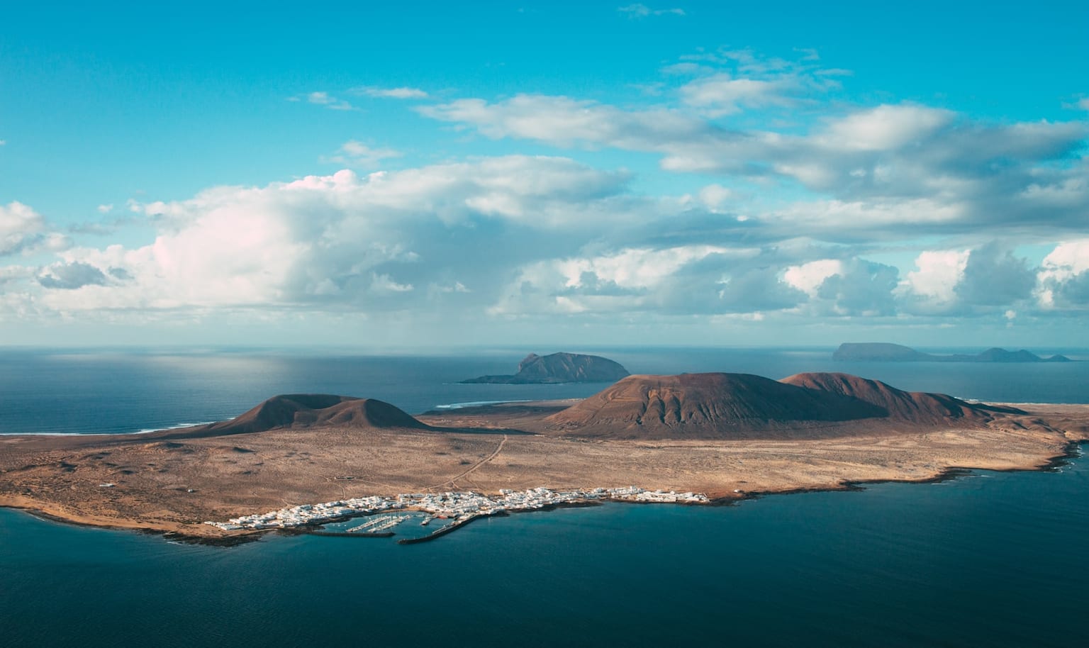 Montana volcanica junto al mar en La Graciosa