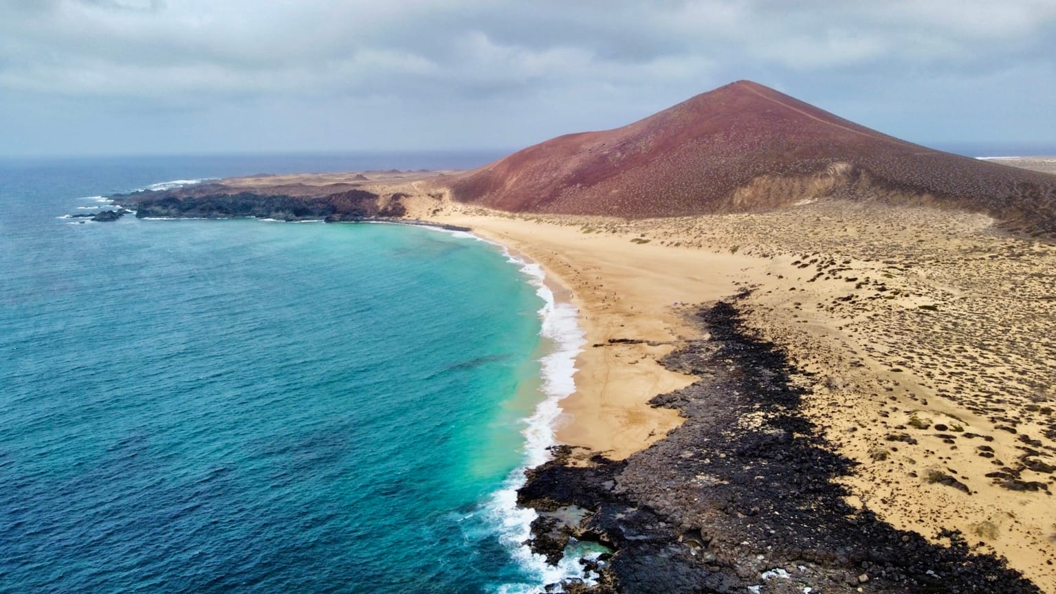Vista aerea de playa y montana en La Graciosa