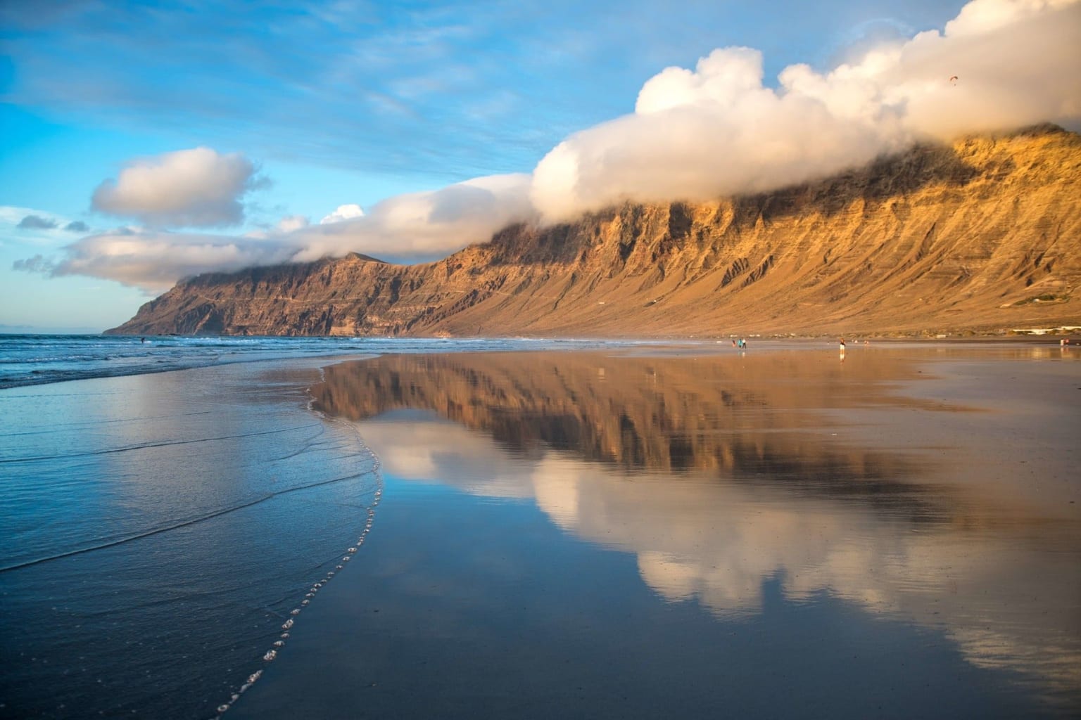 Playa y risco de Famara en Lanzarote