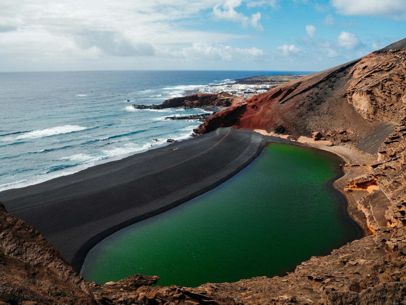 Lago Verde junto a la costa volcanica de Lanzarote