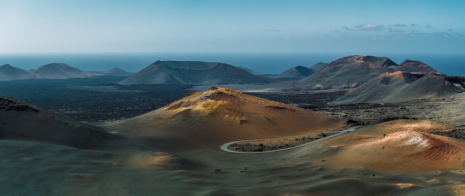 Montanas volcanicas bajo un cielo azul en Lanzarote