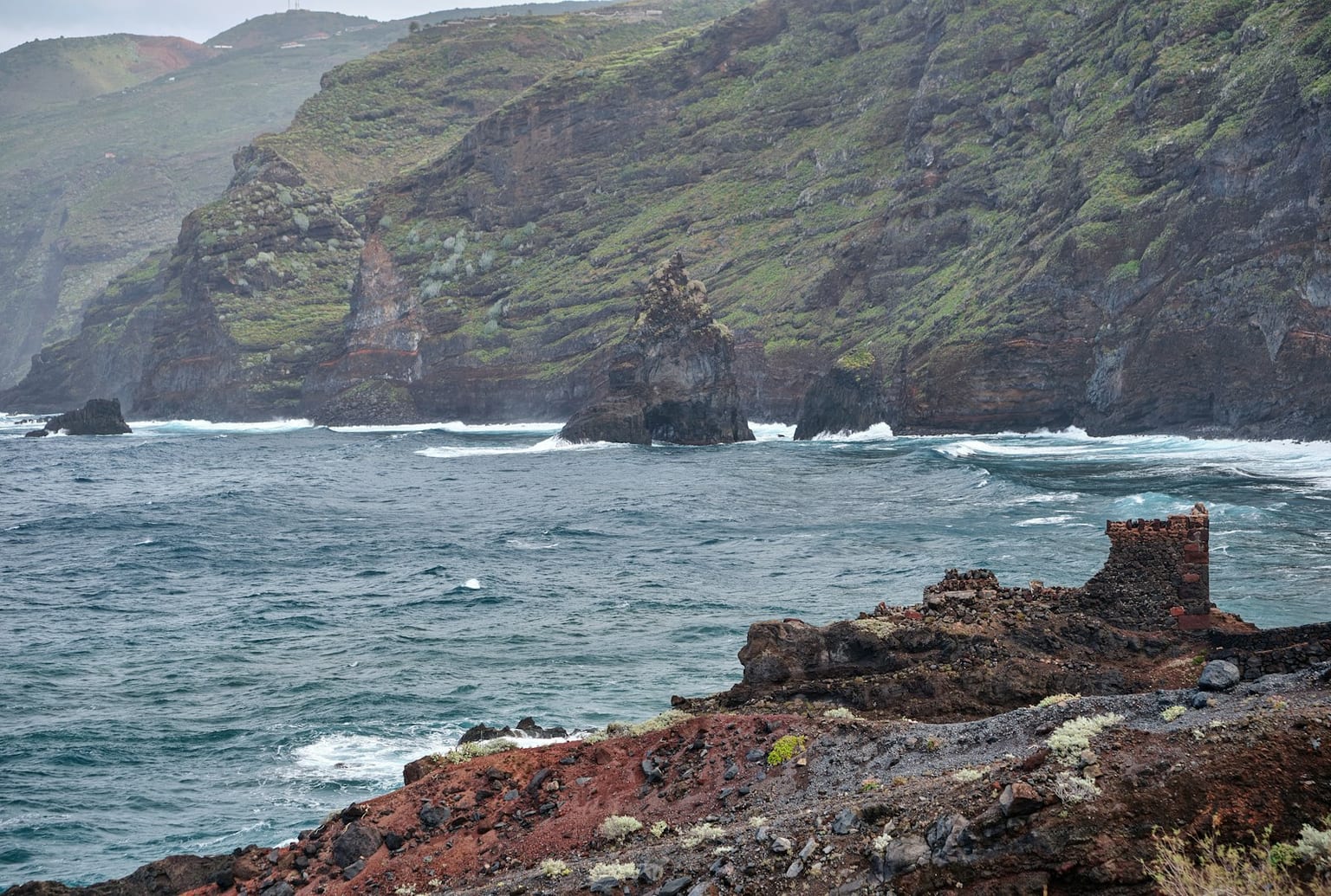 Costa rocosa de La Palma junto al oceano