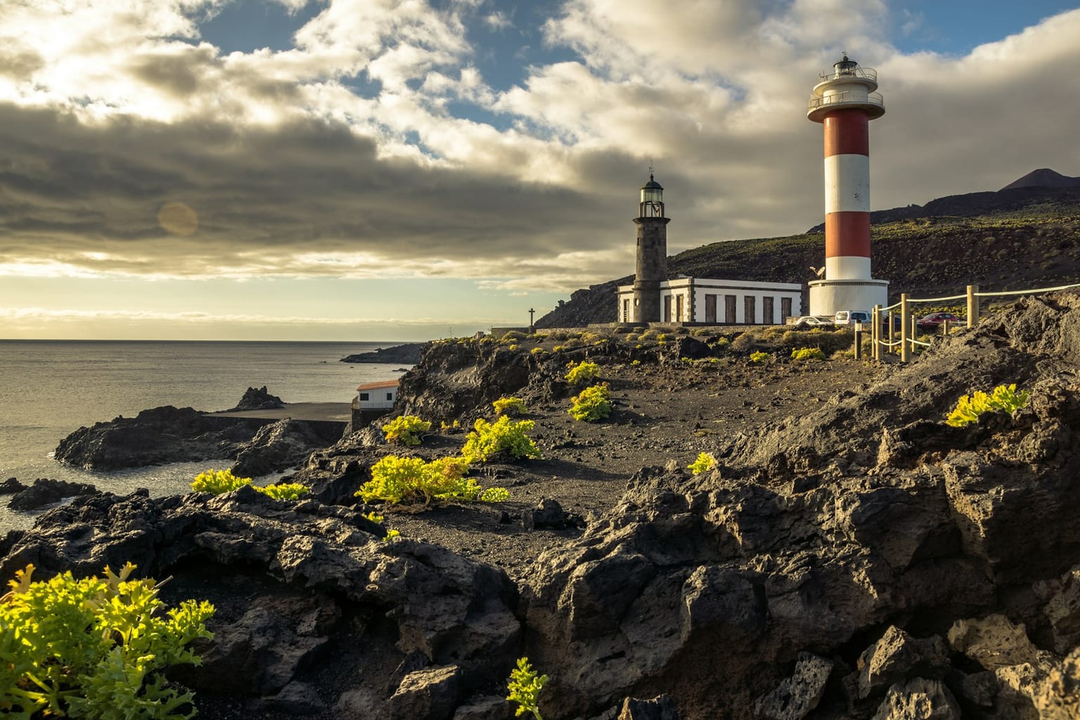 Faro de Fuencaliente junto a la costa volcanica de La Palma