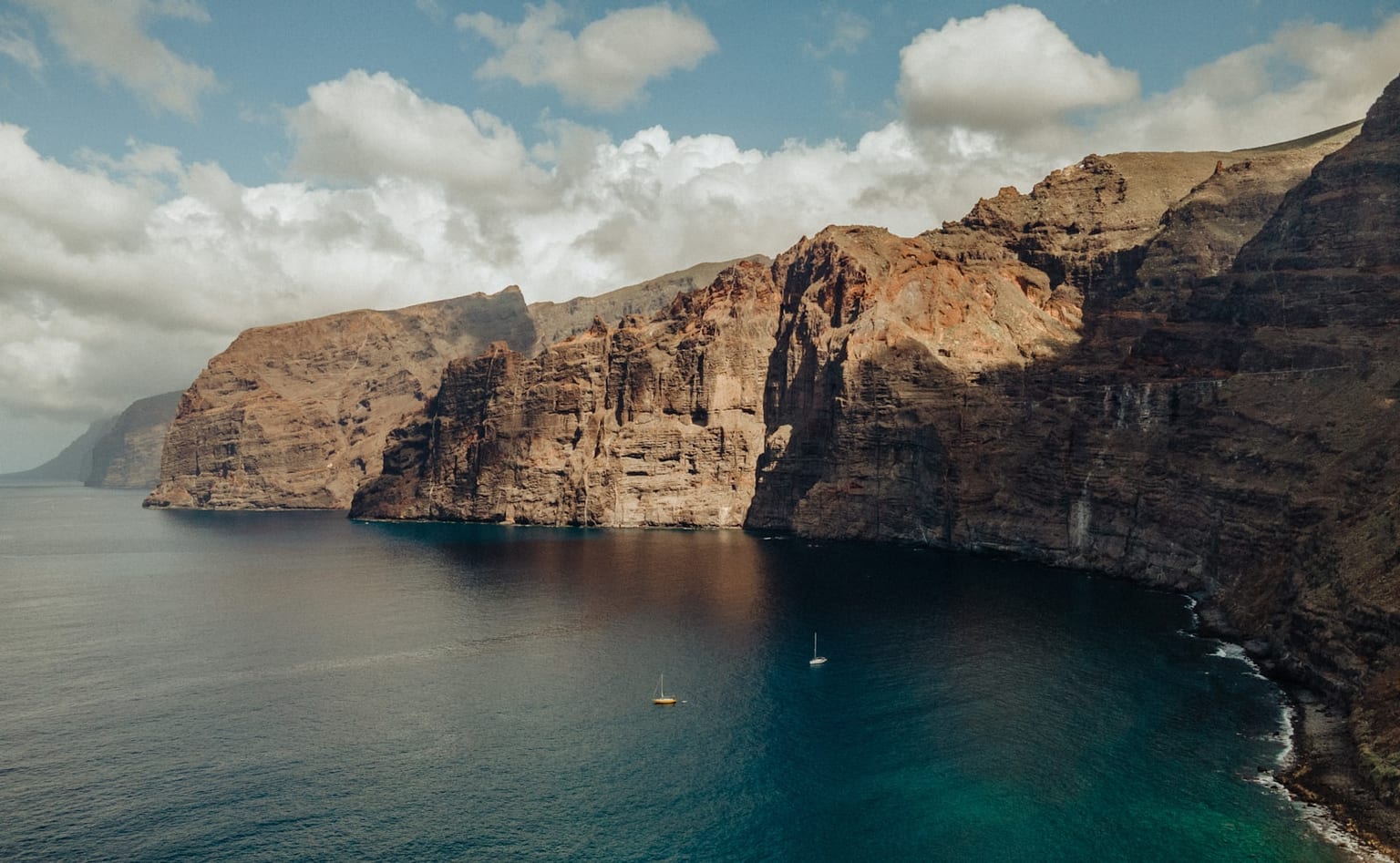Acantilados rocosos junto al mar en Tenerife