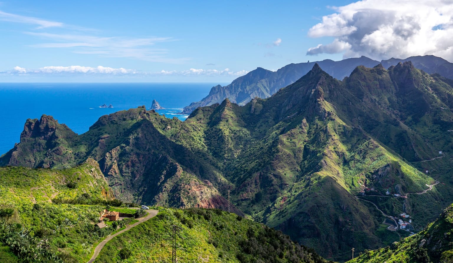 Vista de montanas y costa en Anaga, Tenerife