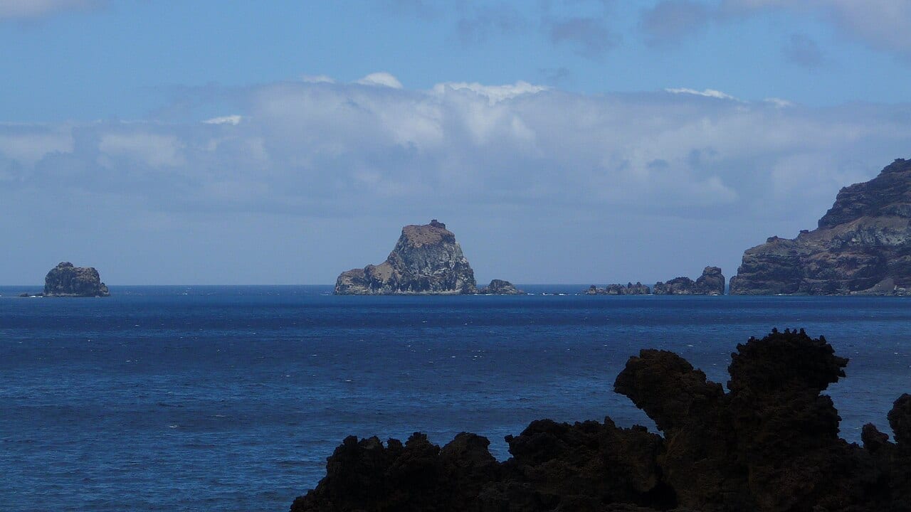 Los Roques de Salmor vistos desde el sendero litoral de Las Puntas.