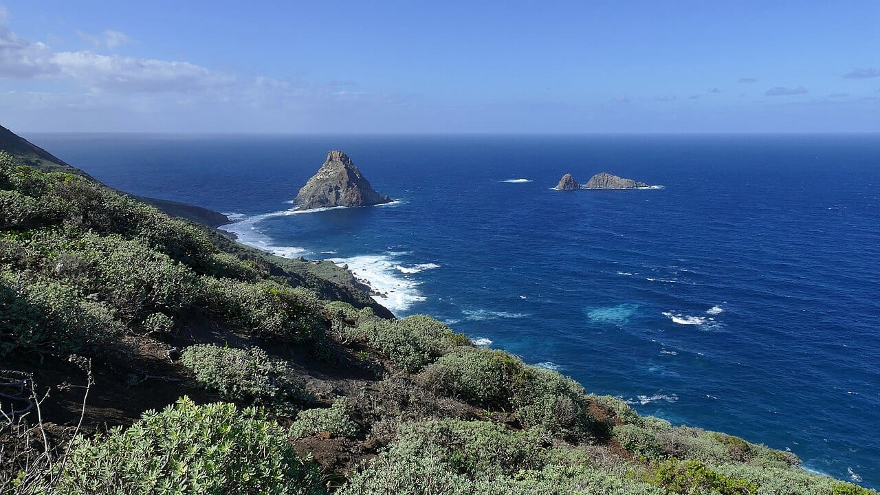 Roques de Anaga: Roque de Tierra links und Roque de Fuera rechts.
