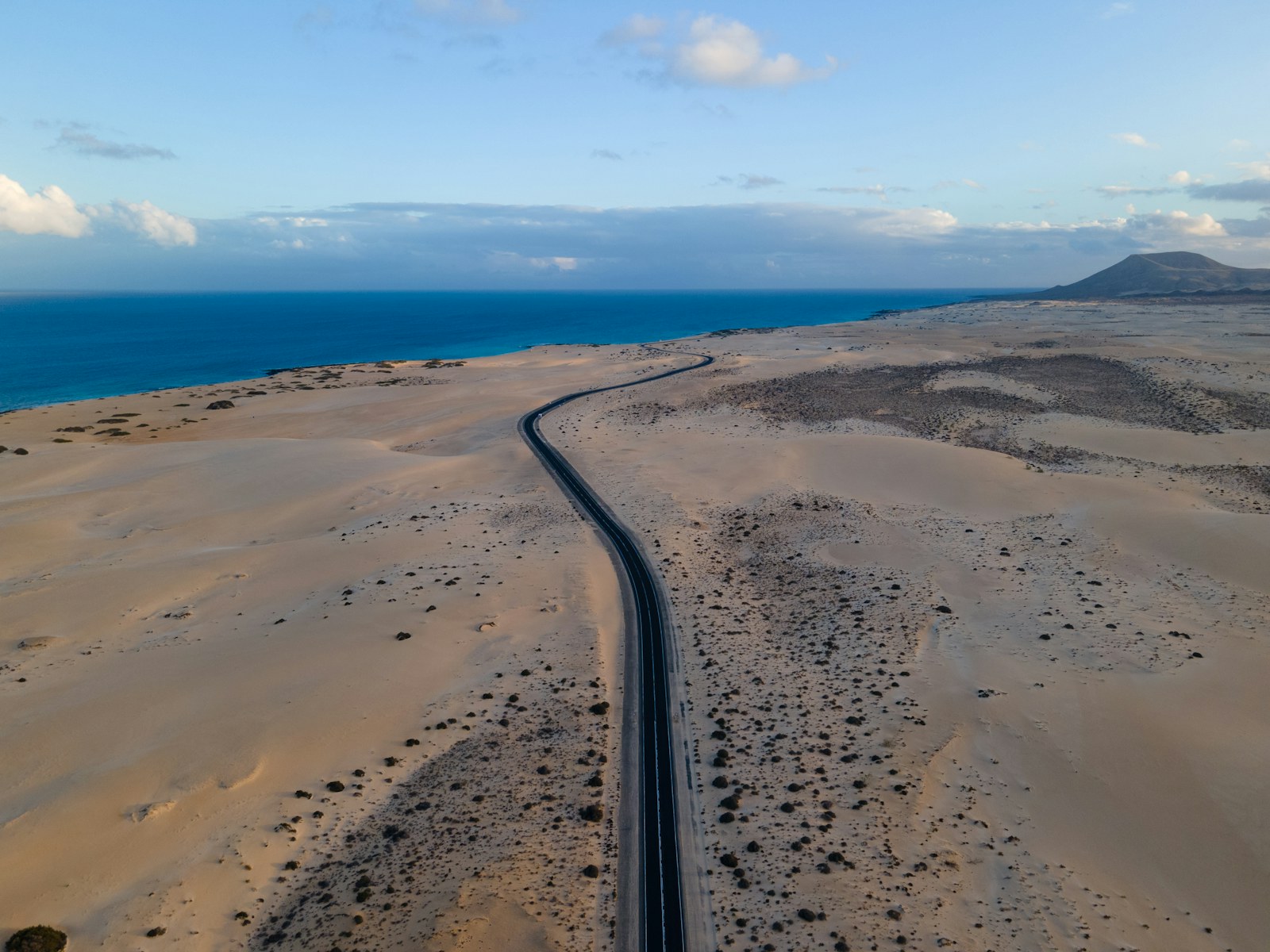 Dunas de Corralejo junto al mar en Fuerteventura