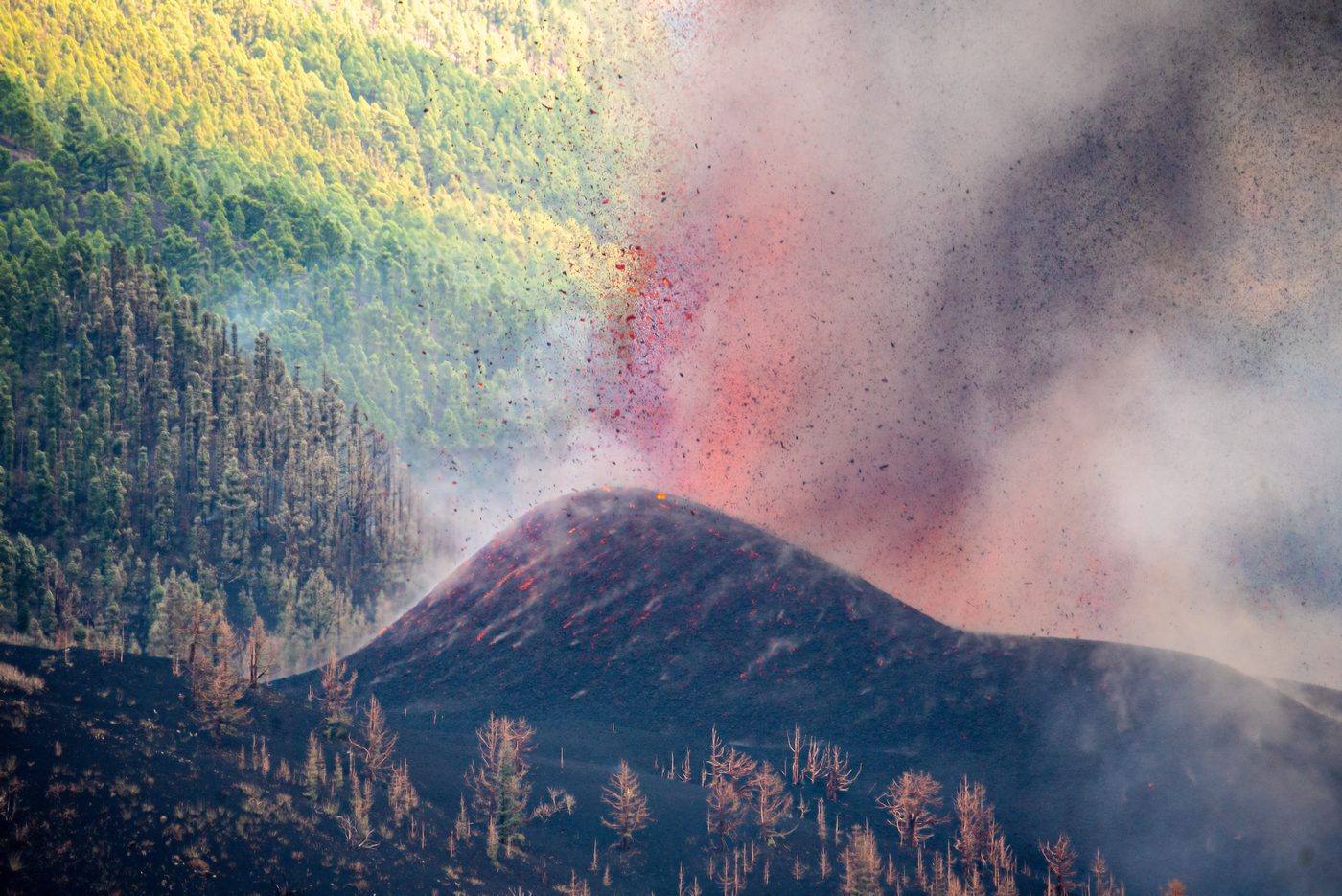 Ausbruch des Vulkans Cumbre Vieja auf La Palma, der Evakuierungen und Schäden verursacht.