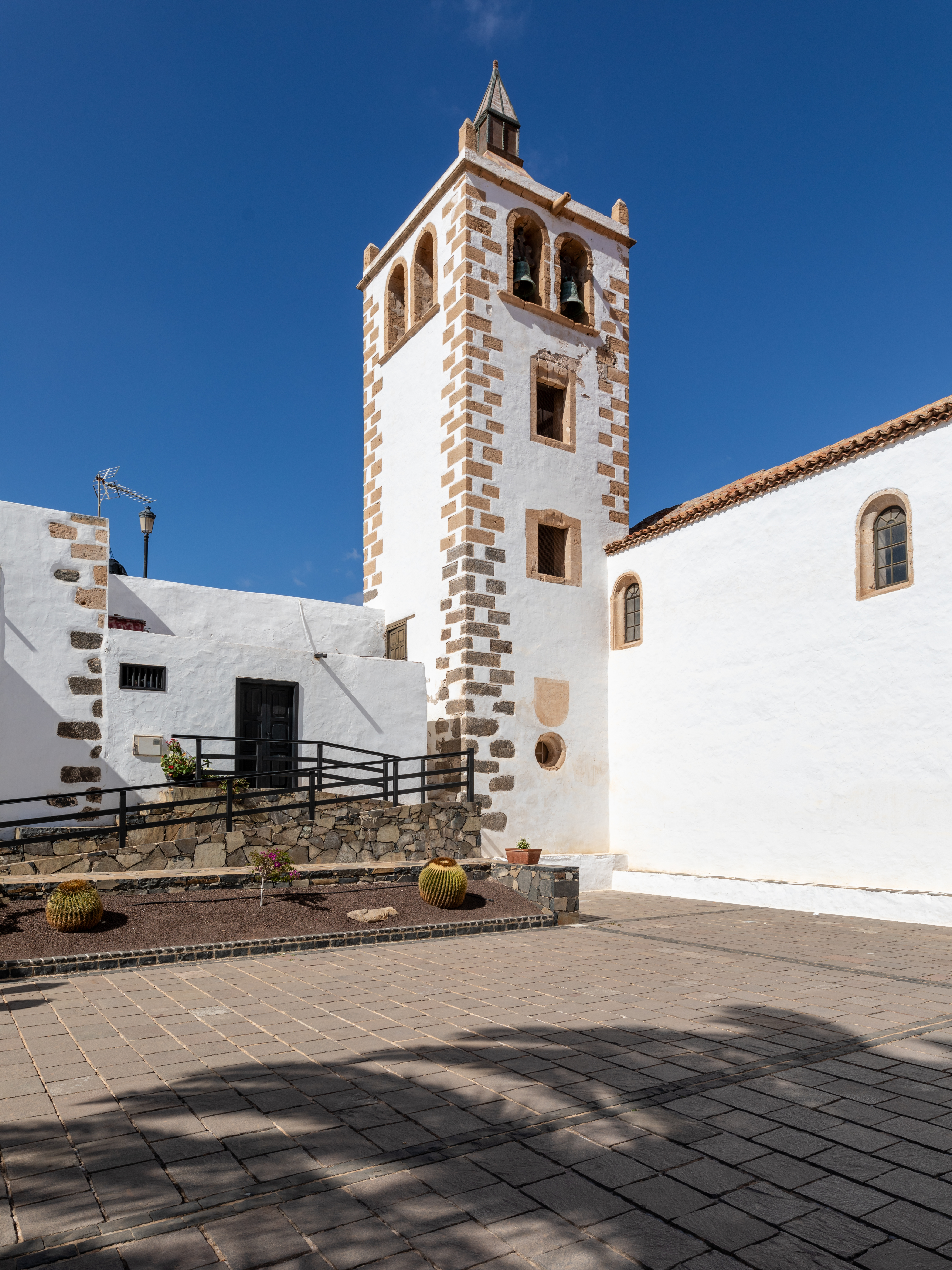 Béthencourt and Gadifer found Betancuria, the first capital of Fuerteventura.